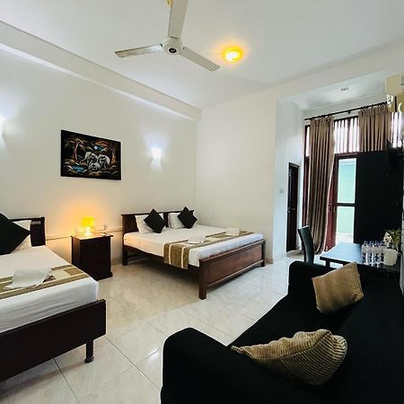 Hotel Blue Bird Negombo Kültér fotó