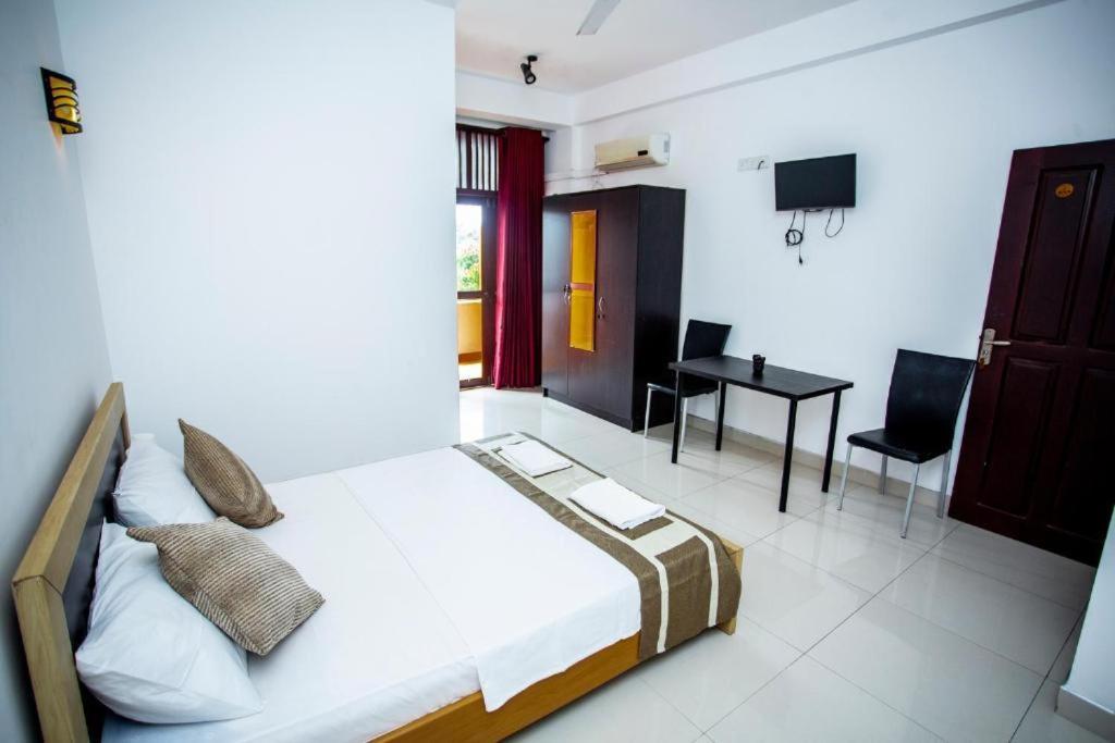 Hotel Blue Bird Negombo Kültér fotó