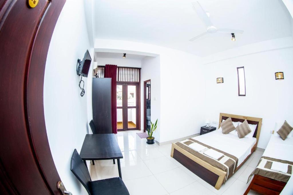 Hotel Blue Bird Negombo Kültér fotó
