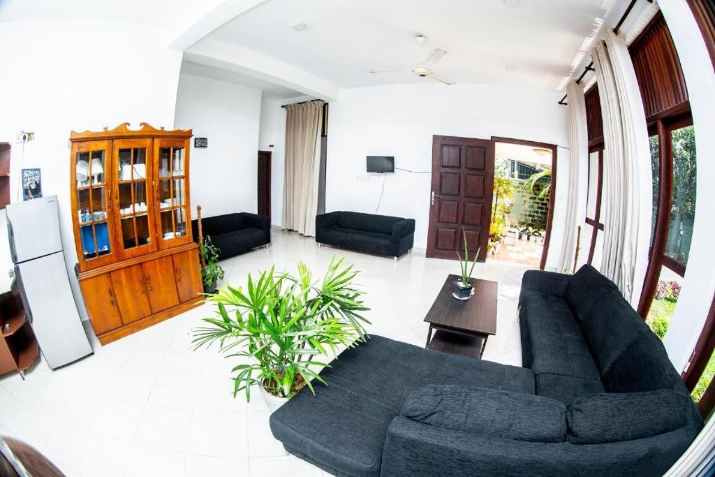Hotel Blue Bird Negombo Kültér fotó