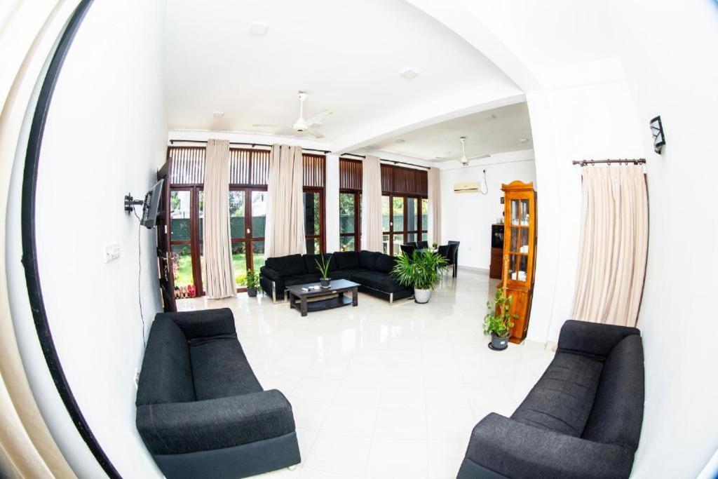 Hotel Blue Bird Negombo Kültér fotó