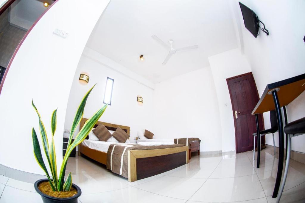 Hotel Blue Bird Negombo Kültér fotó