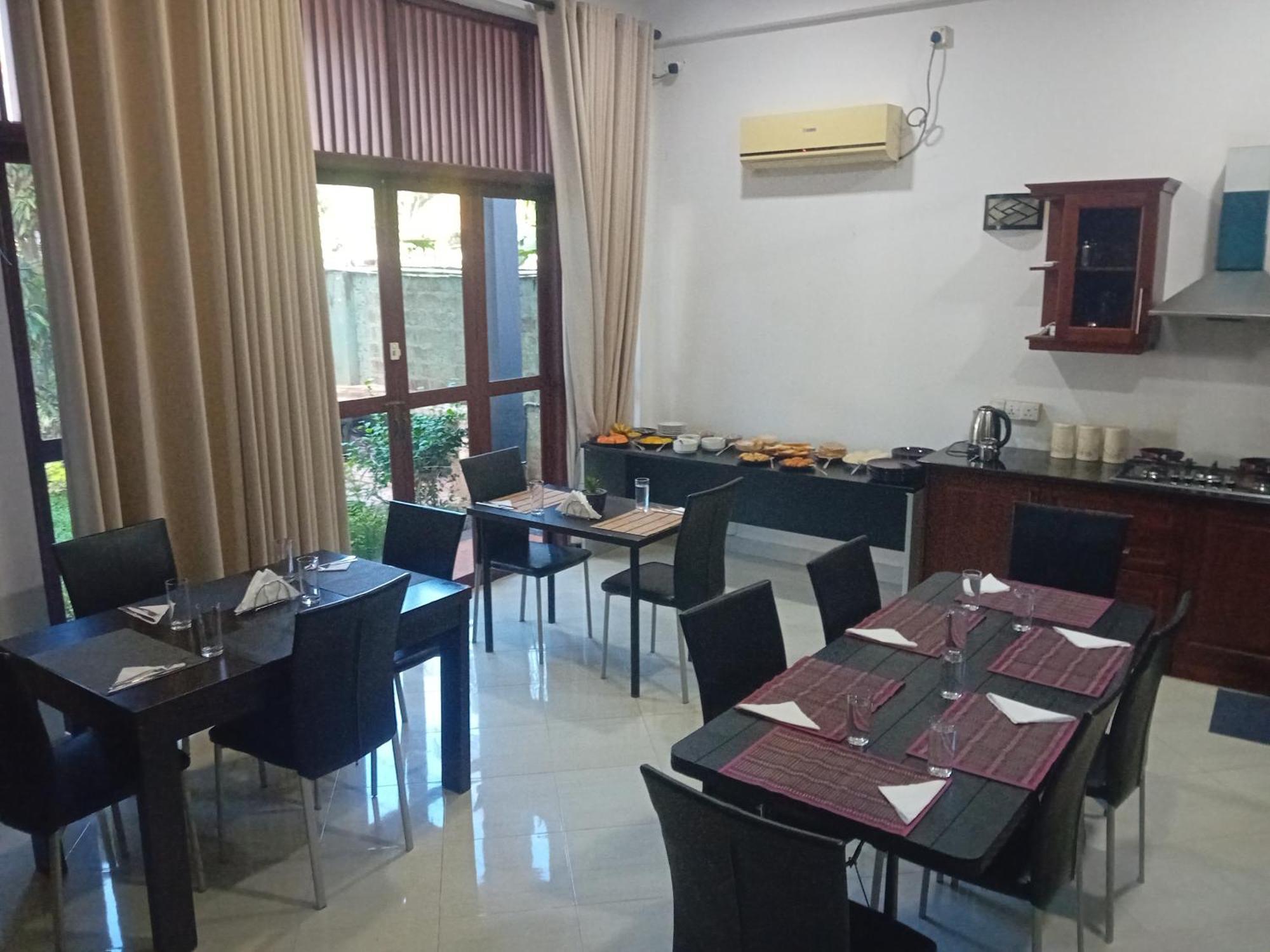 Hotel Blue Bird Negombo Kültér fotó