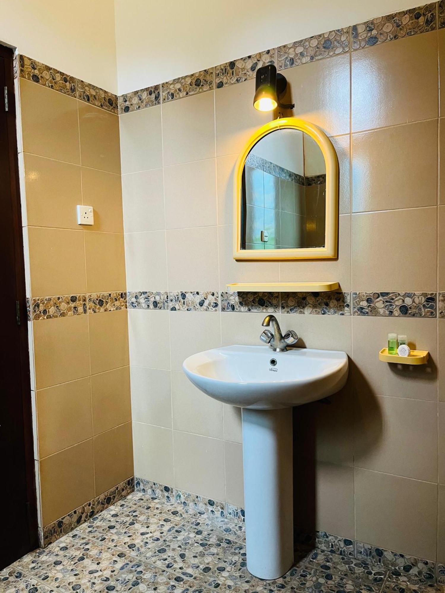 Hotel Blue Bird Negombo Kültér fotó