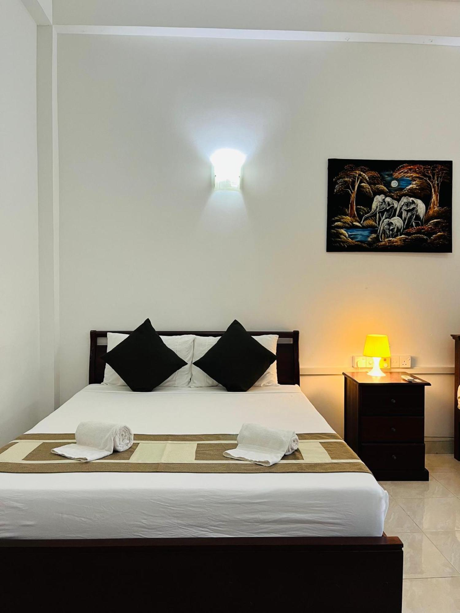 Hotel Blue Bird Negombo Kültér fotó