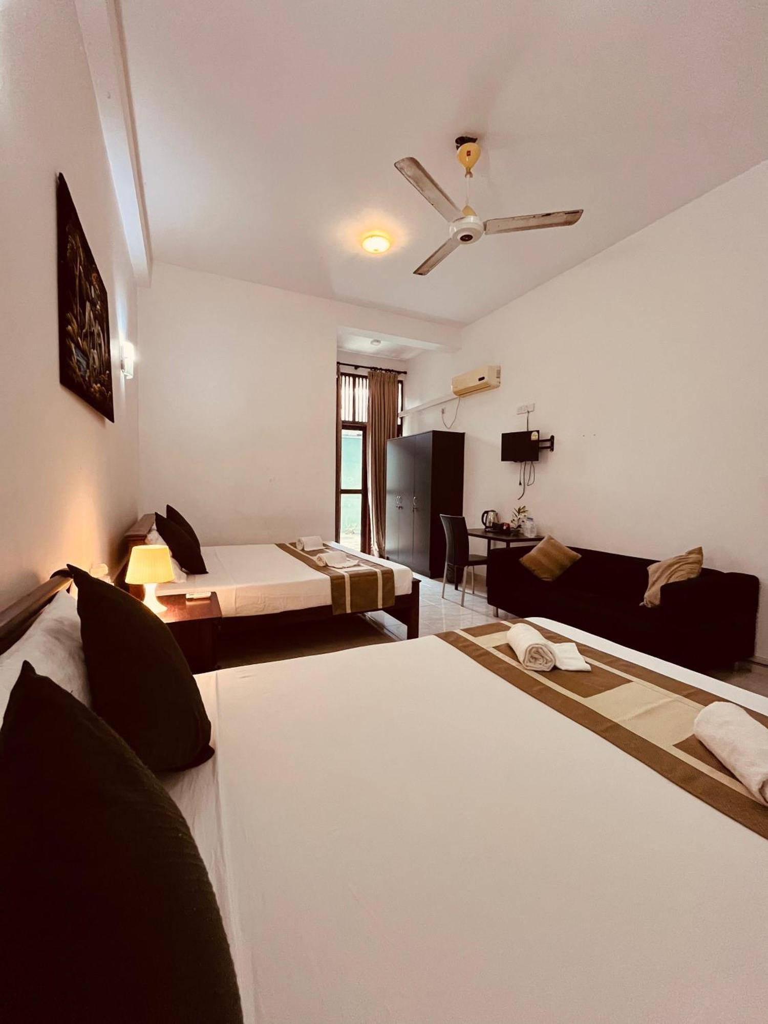 Hotel Blue Bird Negombo Kültér fotó