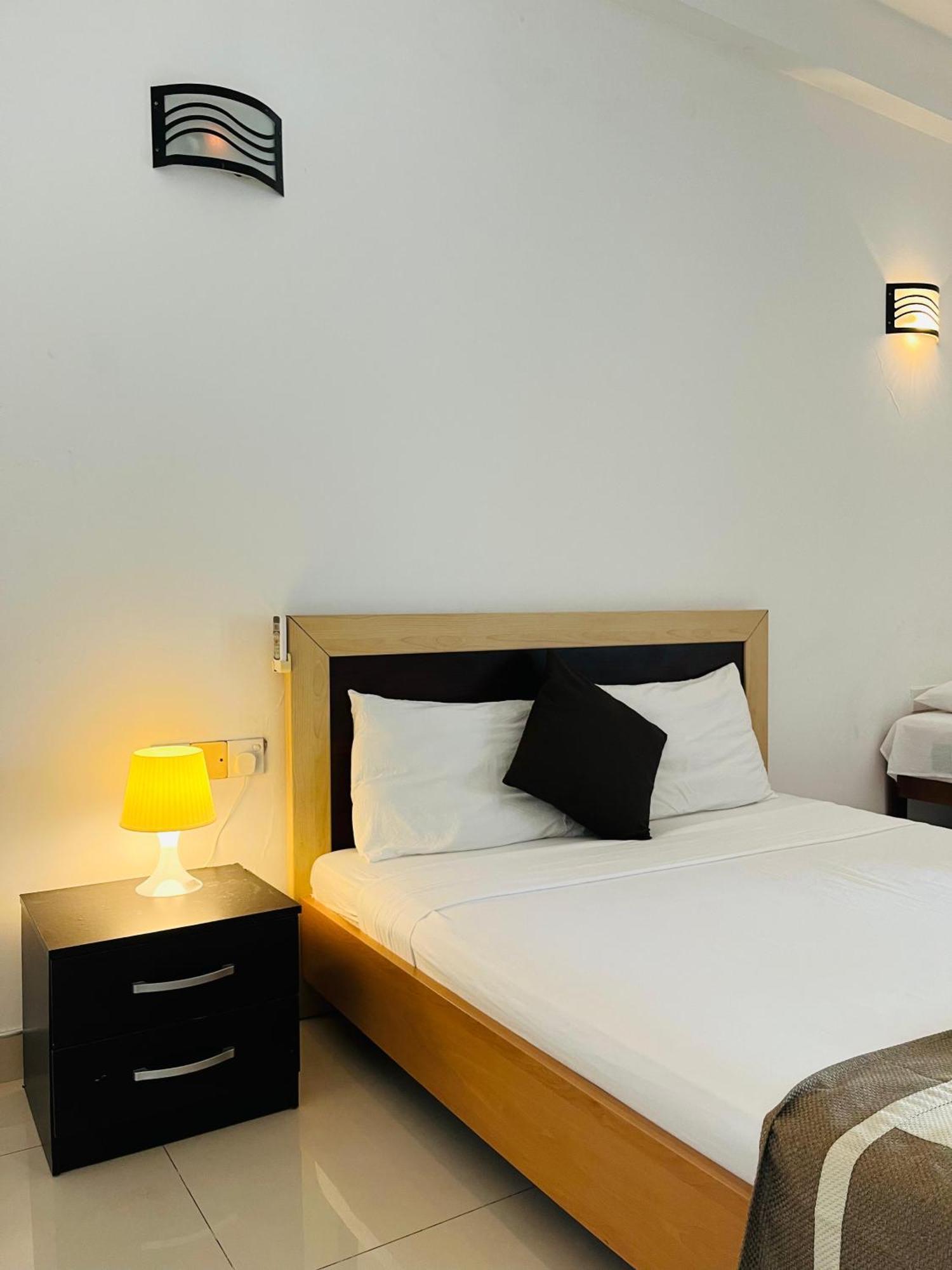 Hotel Blue Bird Negombo Kültér fotó