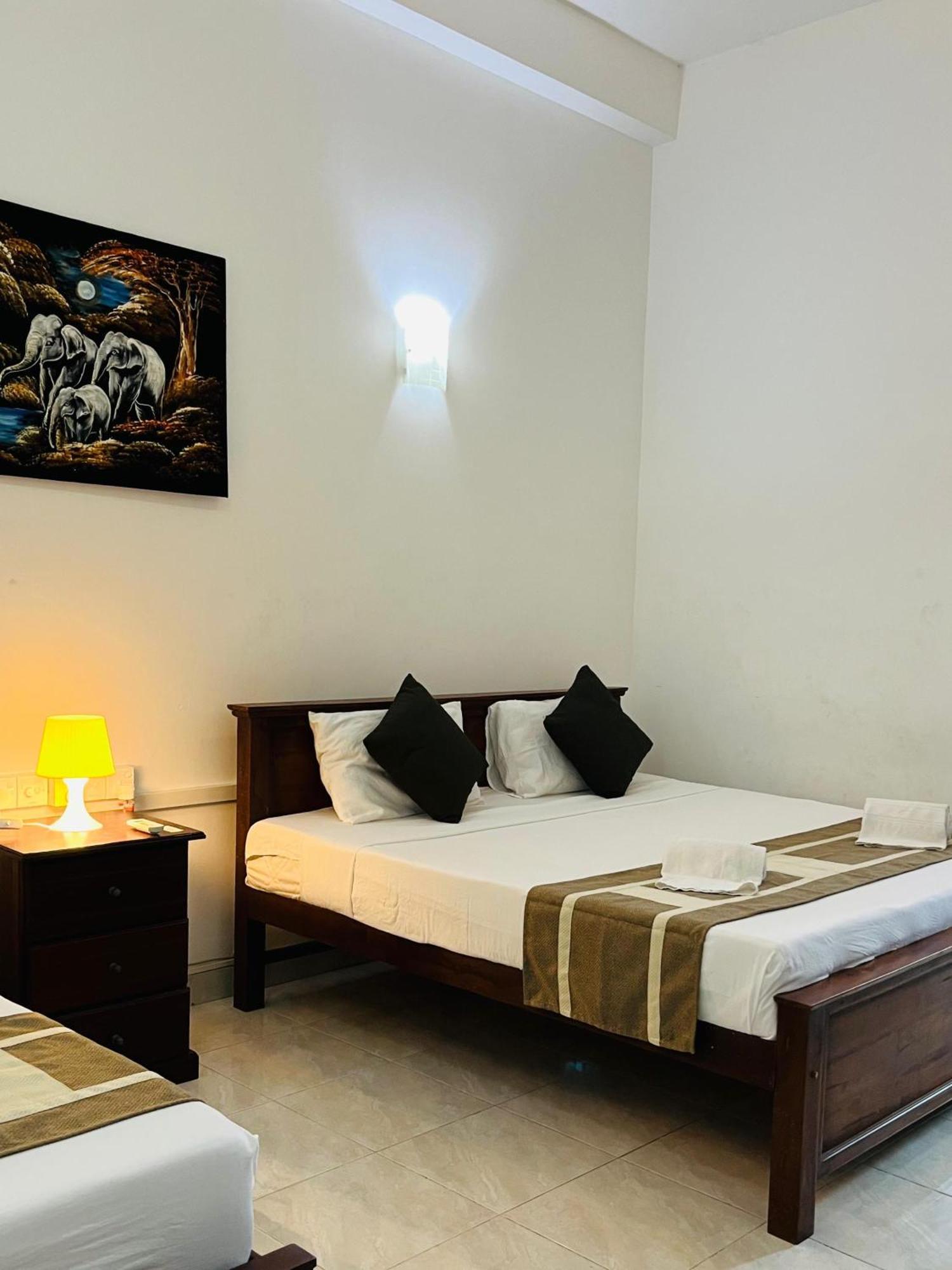 Hotel Blue Bird Negombo Kültér fotó