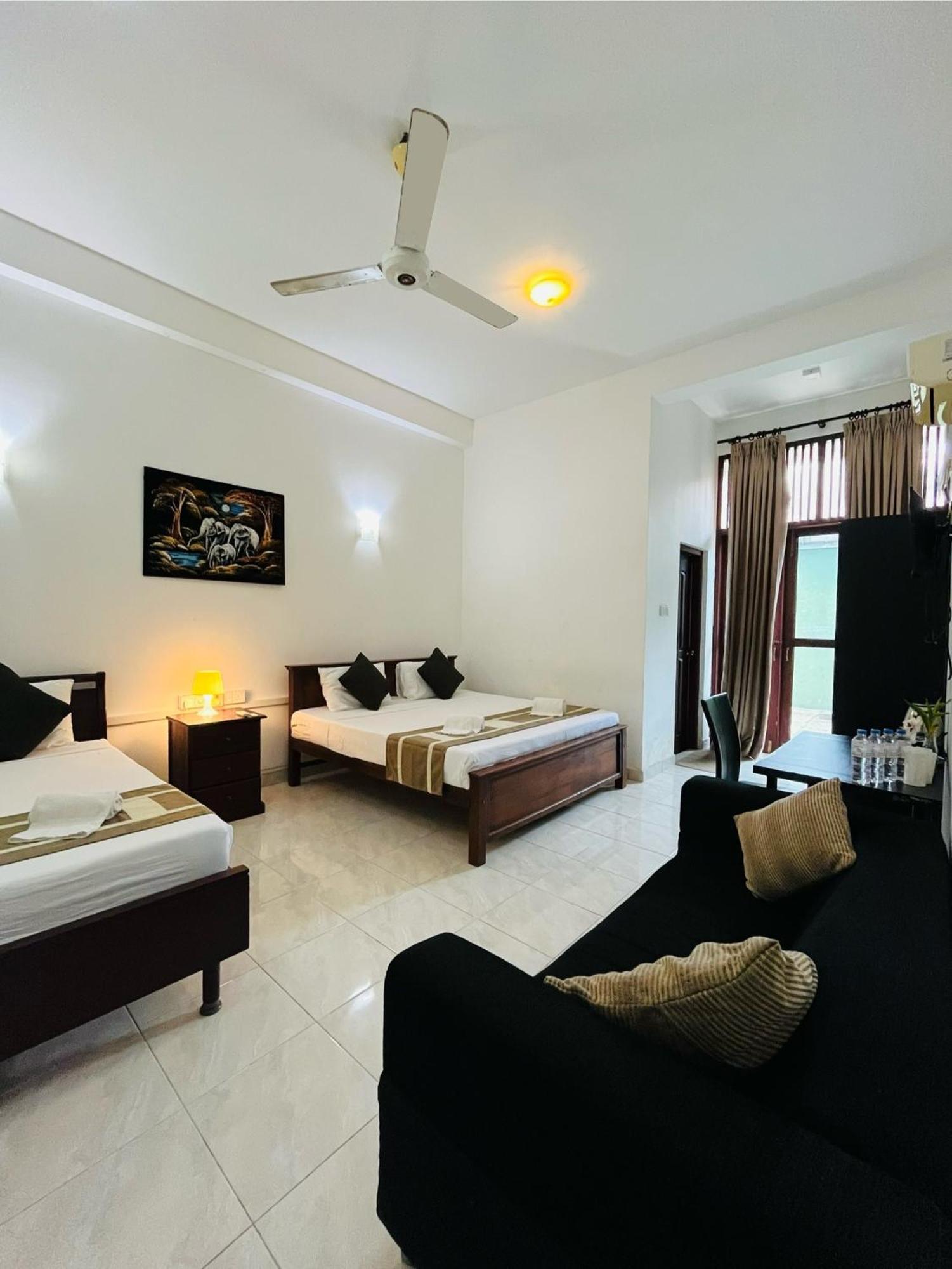 Hotel Blue Bird Negombo Kültér fotó